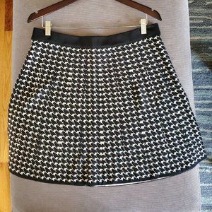 Cute 19" B&W hounds tooth short a line skirt (L)